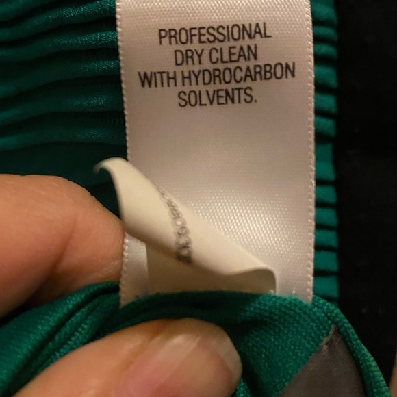 ☘️ Dana Buchman green and black dress. Lined and very well made. - Picture 12 of 13